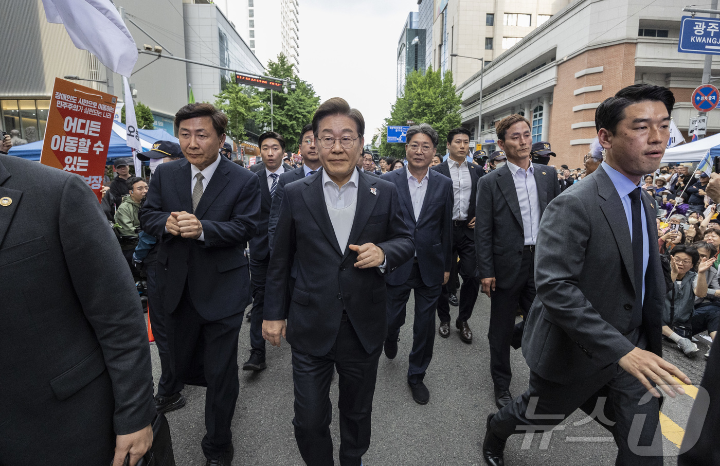 (광주=뉴스1) 이재명 기자 = 이재명 더불어민주당 대통령 후보가 17일 광주광역시 동구 금남로에서 열린 5·18 광주민주화운동 45주기 전야제에 입장하고 있다. (공동취재)202 …