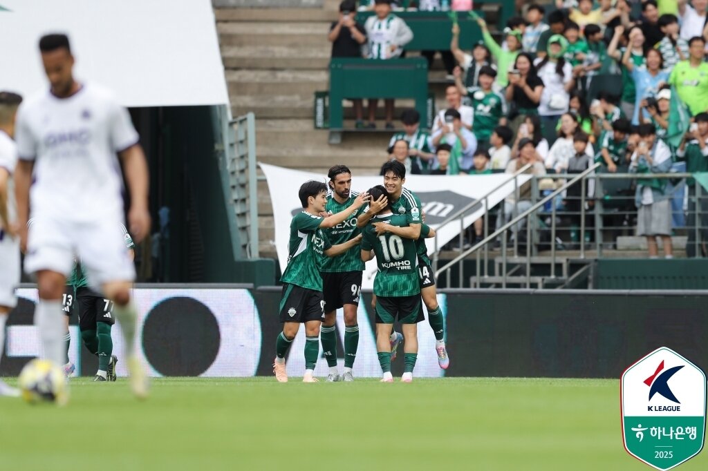 본문 이미지 - 전북 현대 전진우(14번)가 17일 열린 하나은행 K리그1 2025 14라운드 FC안양전에서 멀티 골을 터뜨려 팀 승리를 이끌었다. (한국프로축구연맹 제공)