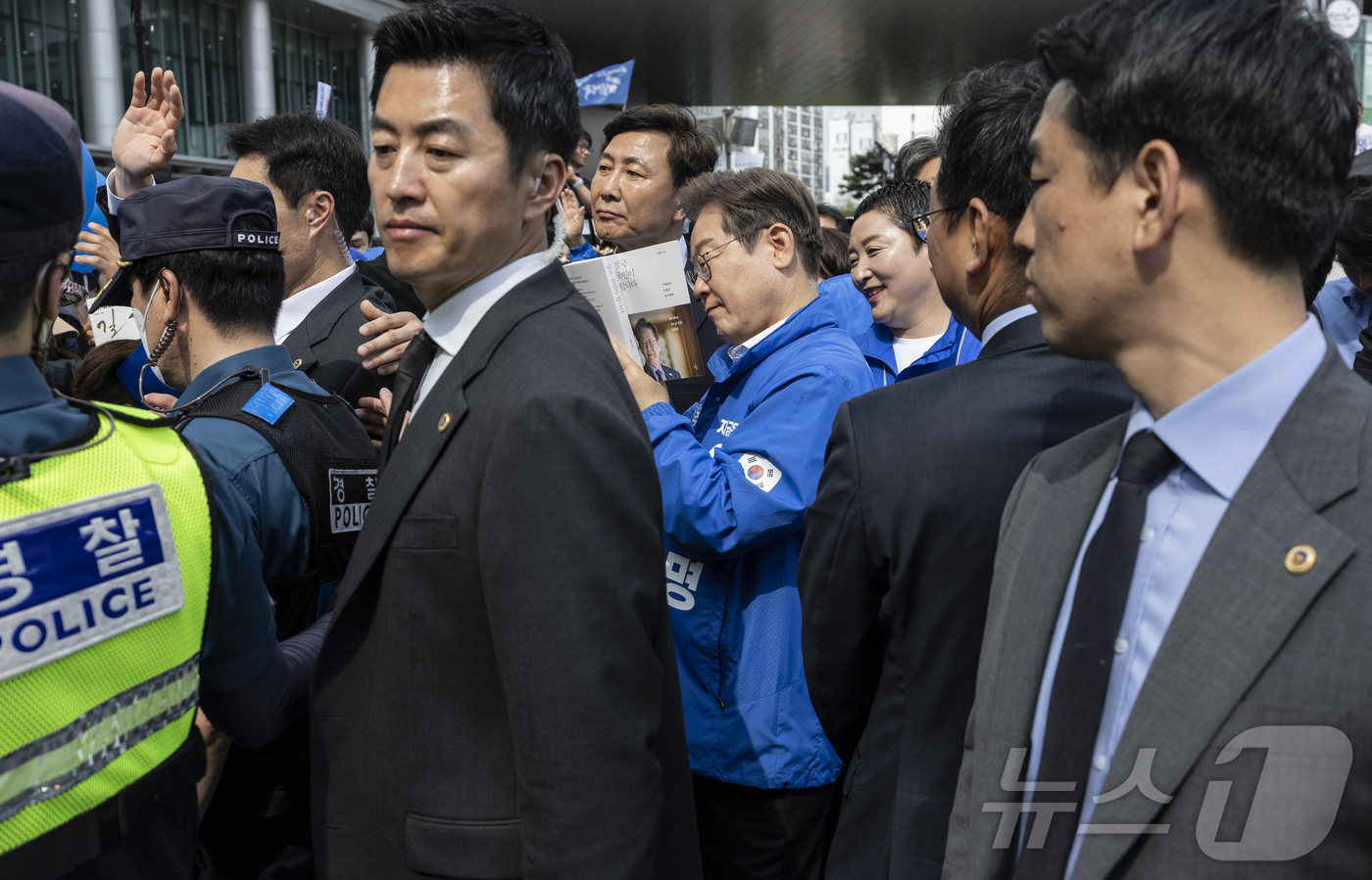 (광주=뉴스1) 이재명 기자 = 이재명 더불어민주당 대통령 후보가 17일 광주광역시 서구 김대중컨벤션센터 광장에서 열린 집중 유세를 마친 뒤 유세장을 떠나다 시민들의 요청으로 자신 …