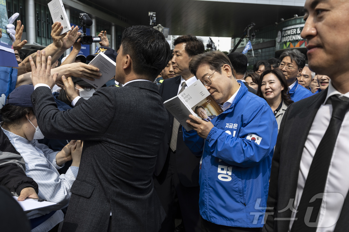 (광주=뉴스1) 이재명 기자 = 이재명 더불어민주당 대통령 후보가 17일 광주광역시 서구 김대중컨벤션센터 광장에서 열린 집중 유세를 마친 뒤 유세장을 떠나다 시민들의 요청으로 자신 …
