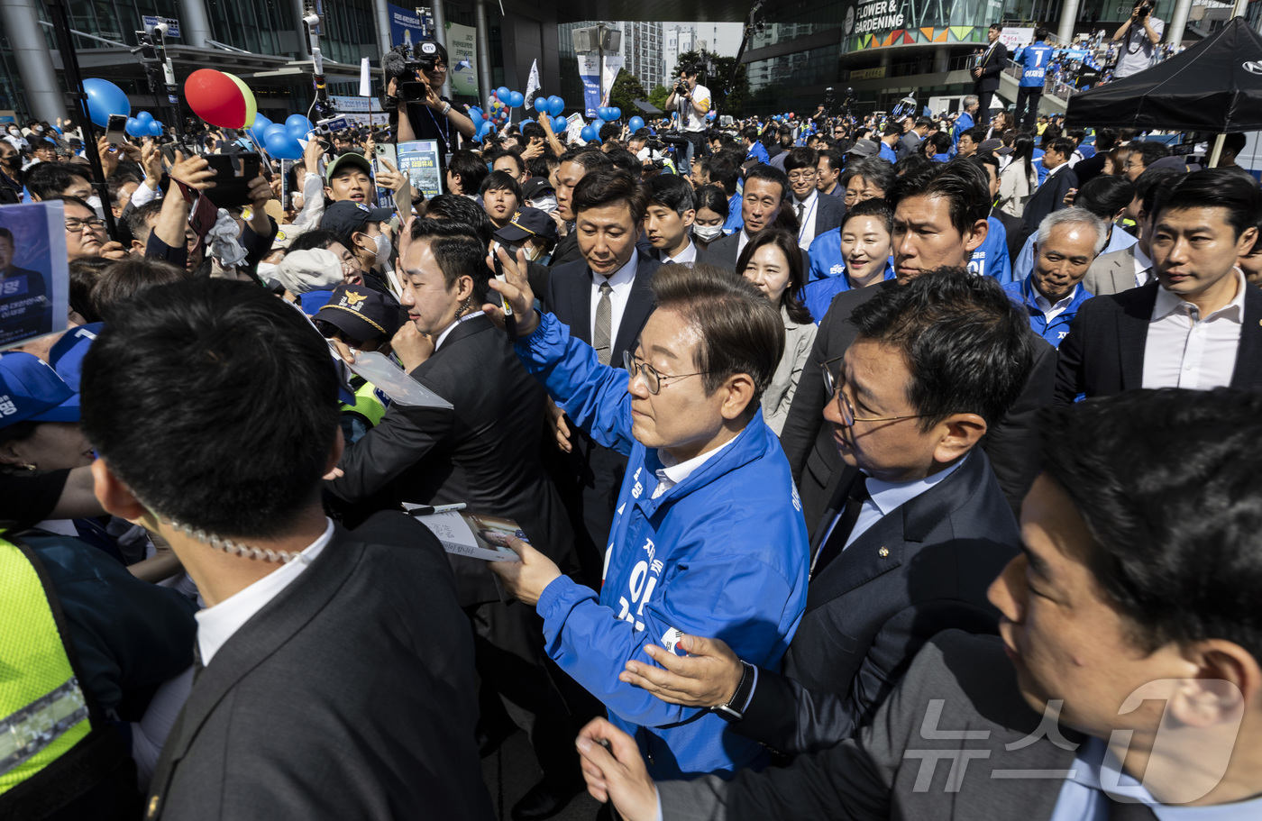 (광주=뉴스1) 이재명 기자 = 이재명 더불어민주당 대통령 후보가 17일 광주광역시 서구 김대중컨벤션센터 광장에서 열린 집중 유세를 마친 뒤 유세장을 떠나다 시민들의 요청으로 자신 …