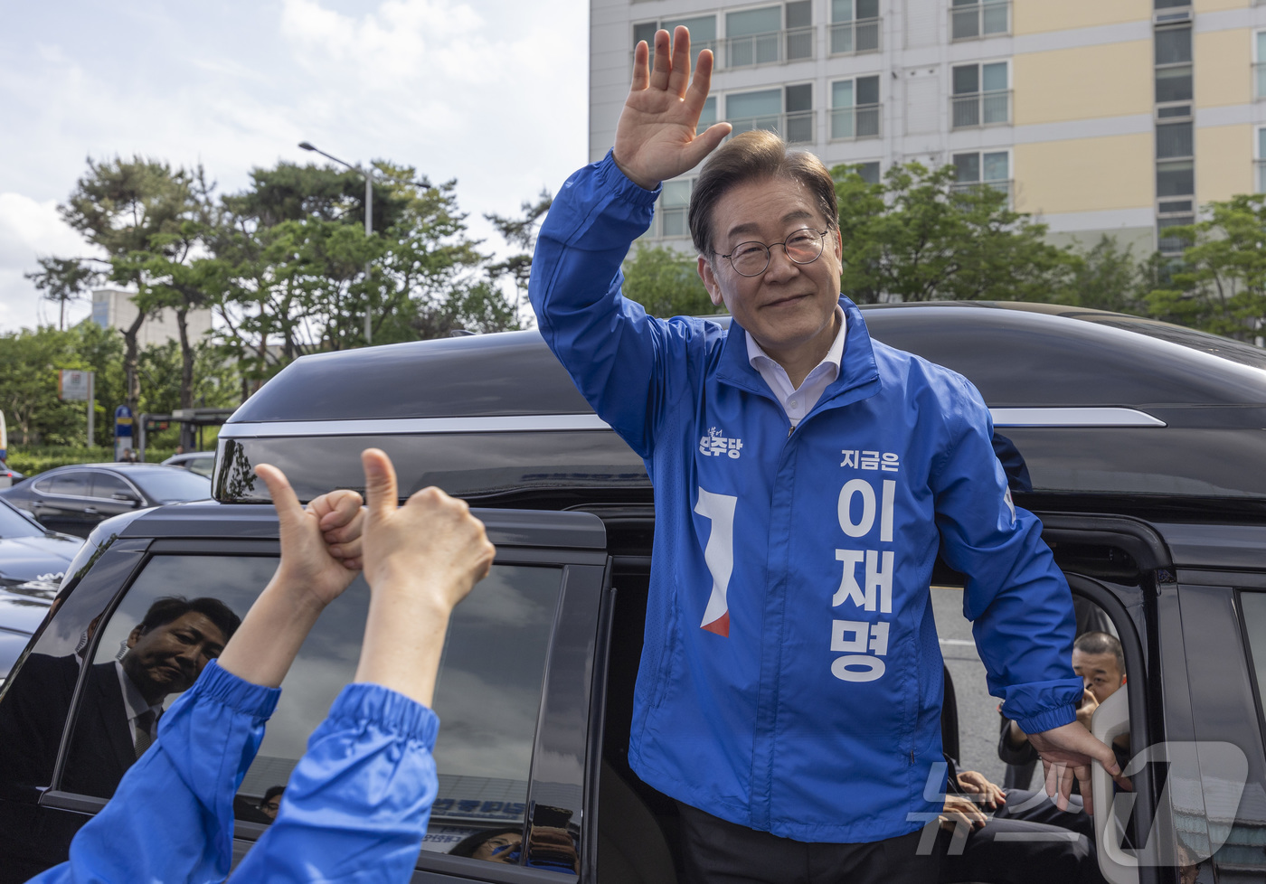 (광주=뉴스1) 이재명 기자 = 이재명 더불어민주당 대통령 후보가 17일 광주광역시 서구 김대중컨벤션센터 광장에서 열린 집중 유세를 마친 뒤 지지자들에게 인사를 하고 있다. (공동 …