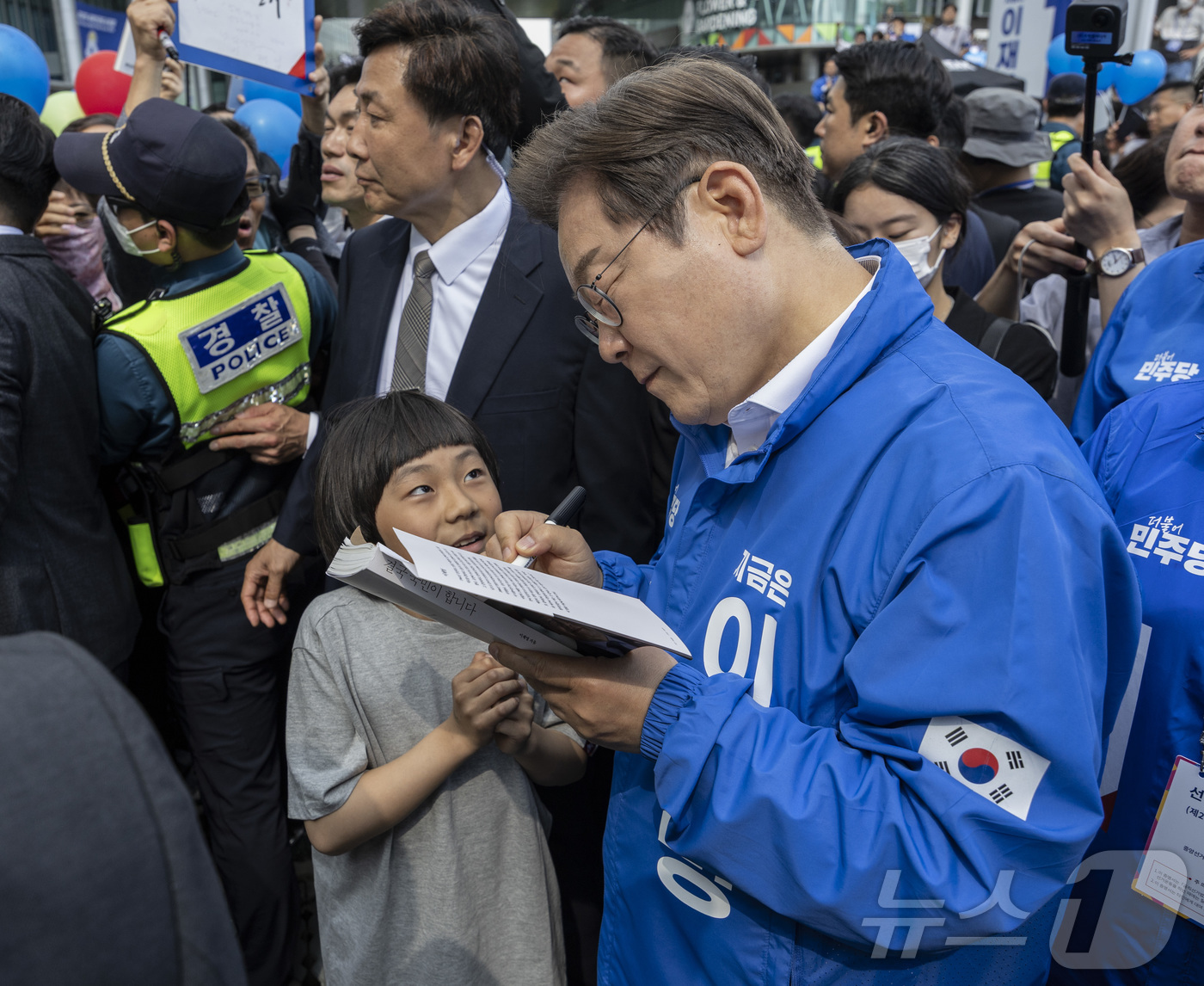 (광주=뉴스1) 이재명 기자 = 이재명 더불어민주당 대통령 후보가 17일 광주광역시 서구 김대중컨벤션센터 광장에서 열린 집중 유세를 마친 뒤 유세장을 떠나다 한 어린이의 요청으로 …