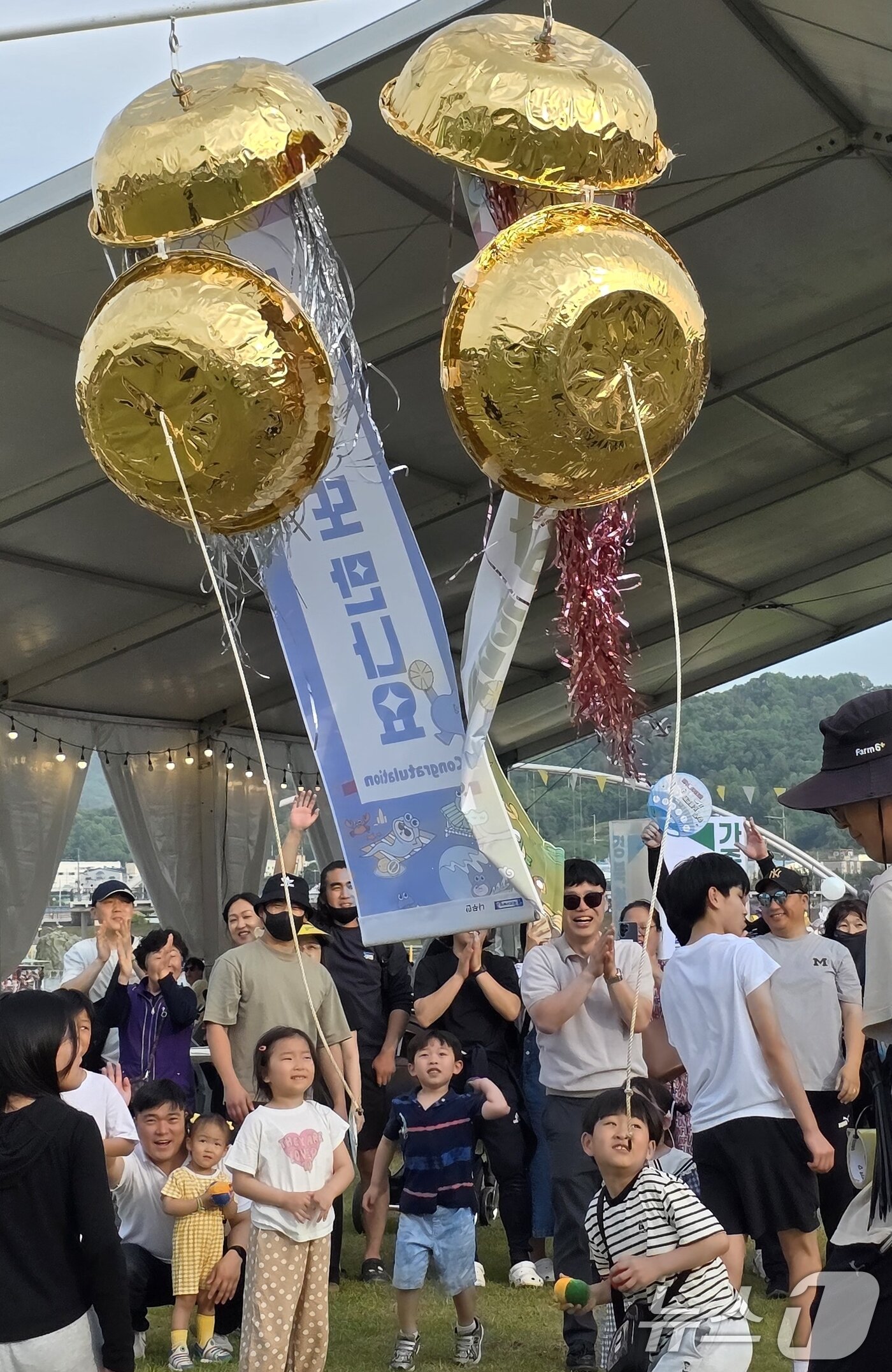 본문 이미지 - 주말인 17일 경북 성주 성밖숲 일원에서 열리고 있는 &#39;성주 참외·생명 문화축제&#39;에 참여한 어린이들이 &#39;가족 운동회&#39;에서 박터트리기 게임을 하며 즐거운 시간을 보내고 있다. 축제는 오는 18일까지 열린다. 2025.5.17/뉴스1 ⓒ News1 정우용 기자
