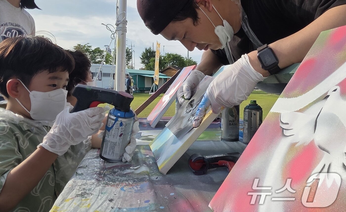 본문 이미지 - 주말인 17일 경북 성주 성밖숲 일원에서 열리고 있는 &#39;성주 참외·생명 문화축제&#39;에 참여한 어린이들이 경북청년예술촌 체험 프로그램을 하며 즐거운 시간을 보내고 있다. 축제는 오는 18일까지 열린다. 2025.5.17/뉴스1 ⓒ News1 정우용 기자