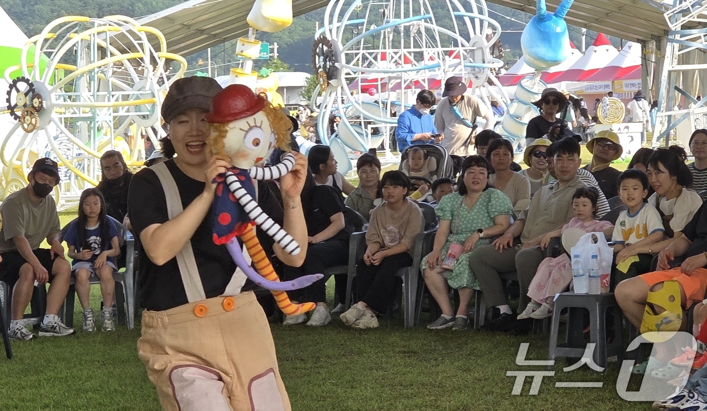 (성주=뉴스1) 정우용 기자 = 주말인 17일 경북 성주 성밖숲 일원에서 열리고 있는 '성주 참외·생명 문화축제'에 참여한 어린이들이 인형극을 보며 즐거운 시간을 보내고 있다.축제 …