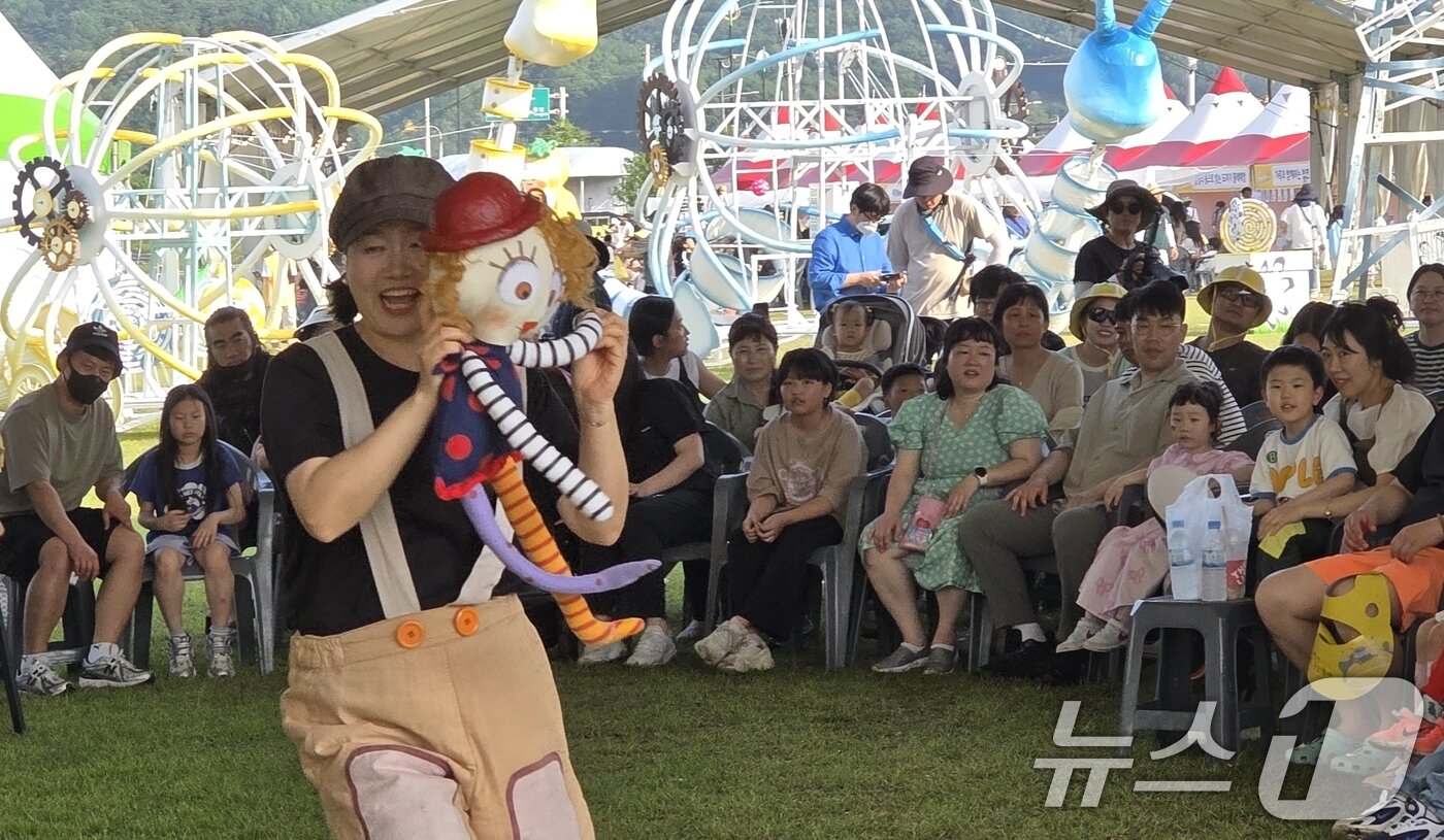 본문 이미지 - 주말인 17일 경북 성주 성밖숲 일원에서 열리고 있는 &#39;성주 참외·생명 문화축제&#39;에 참여한 어린이들이 인형극을 보며 즐거운 시간을 보내고 있다. 축제는 오는 18일까지 열린다. 2025.5.17/뉴스1 ⓒ News1 정우용 기자