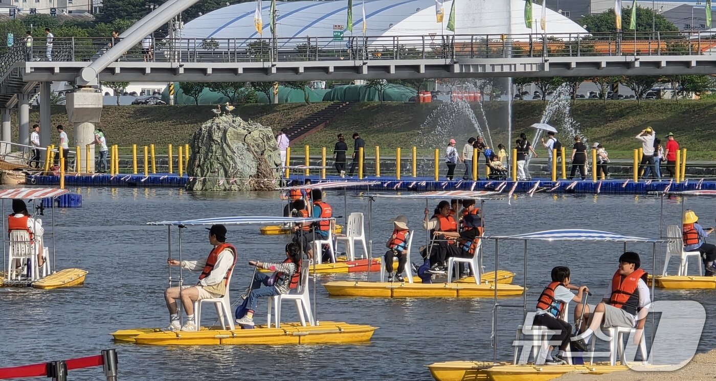 본문 이미지 - 주말인 17일 경북 성주 성밖숲 일원에서 열리고 있는 &#39;성주 참외·생명 문화축제&#39;에 참여한 어린이들이 가족과 함께 수상자전거를 타며 즐거운 시간을 보내고 있다. 축제는 오는 18일까지 열린다. 2025.5.17/뉴스1 ⓒ News1 정우용 기자