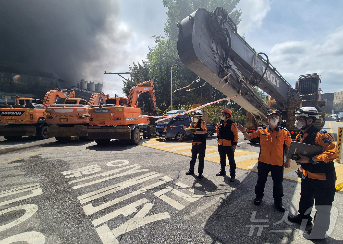 (서울=뉴스1) 김진환 기자 = 허석곤 소방청장이 17일 오후 광주시 광산구 송정동 금호타이어 화재 현장을 찾아 피해상황을 보고 받은 뒤 진압대책을 논의하고 있다. (소방청 제공, …