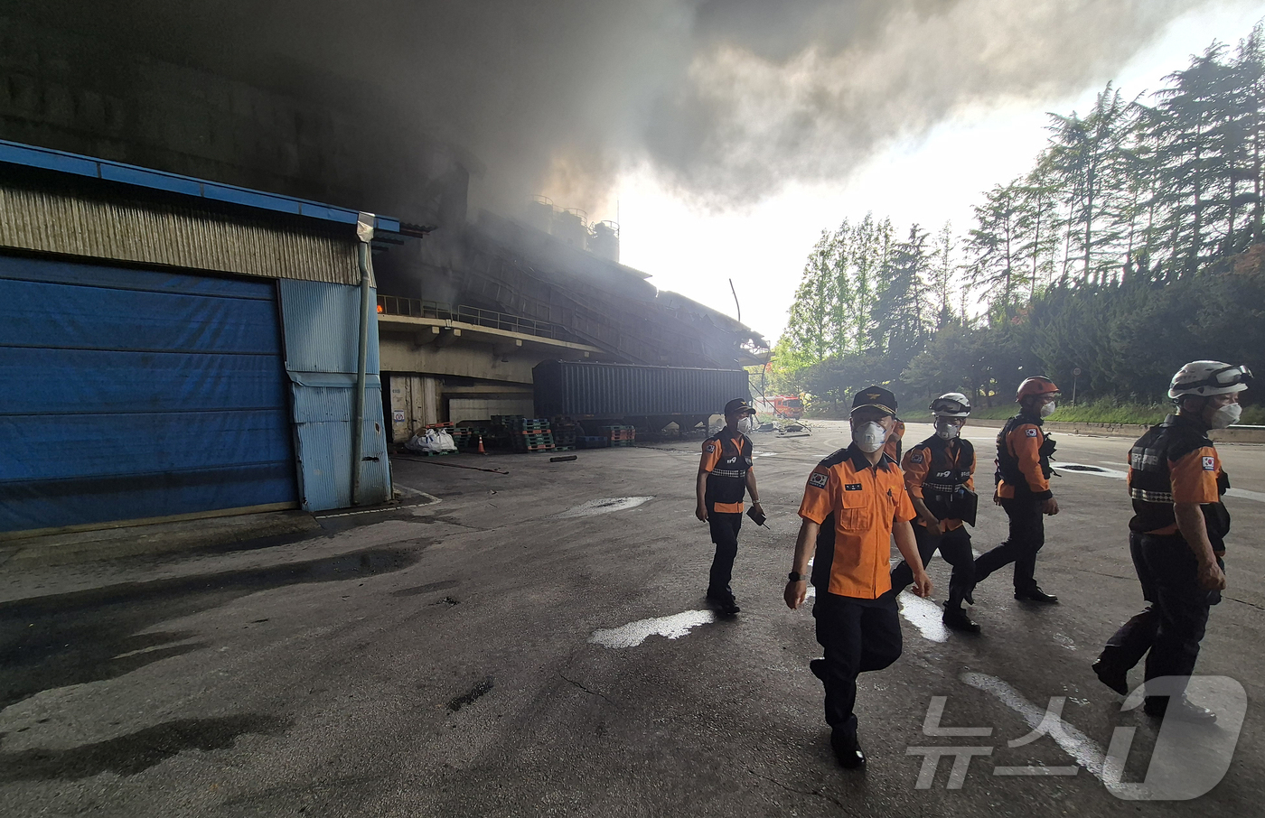 (서울=뉴스1) 김진환 기자 = 허석곤 소방청장이 17일 오후 광주시 광산구 송정동 금호타이어 화재 현장을 찾아 피해 상황을 둘러보고 있다. (소방청 제공, 재판매 및 DB금지) …