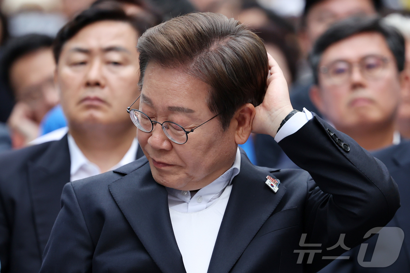 (광주=뉴스1) 이재명 기자 = 이재명 더불어민주당 대통령 후보가 17일 광주 동구 금남로에서 열린 제45주년 5·18 민주화운동 전야제에서 잠시 머리를 만지고 있다. (공동취재) …