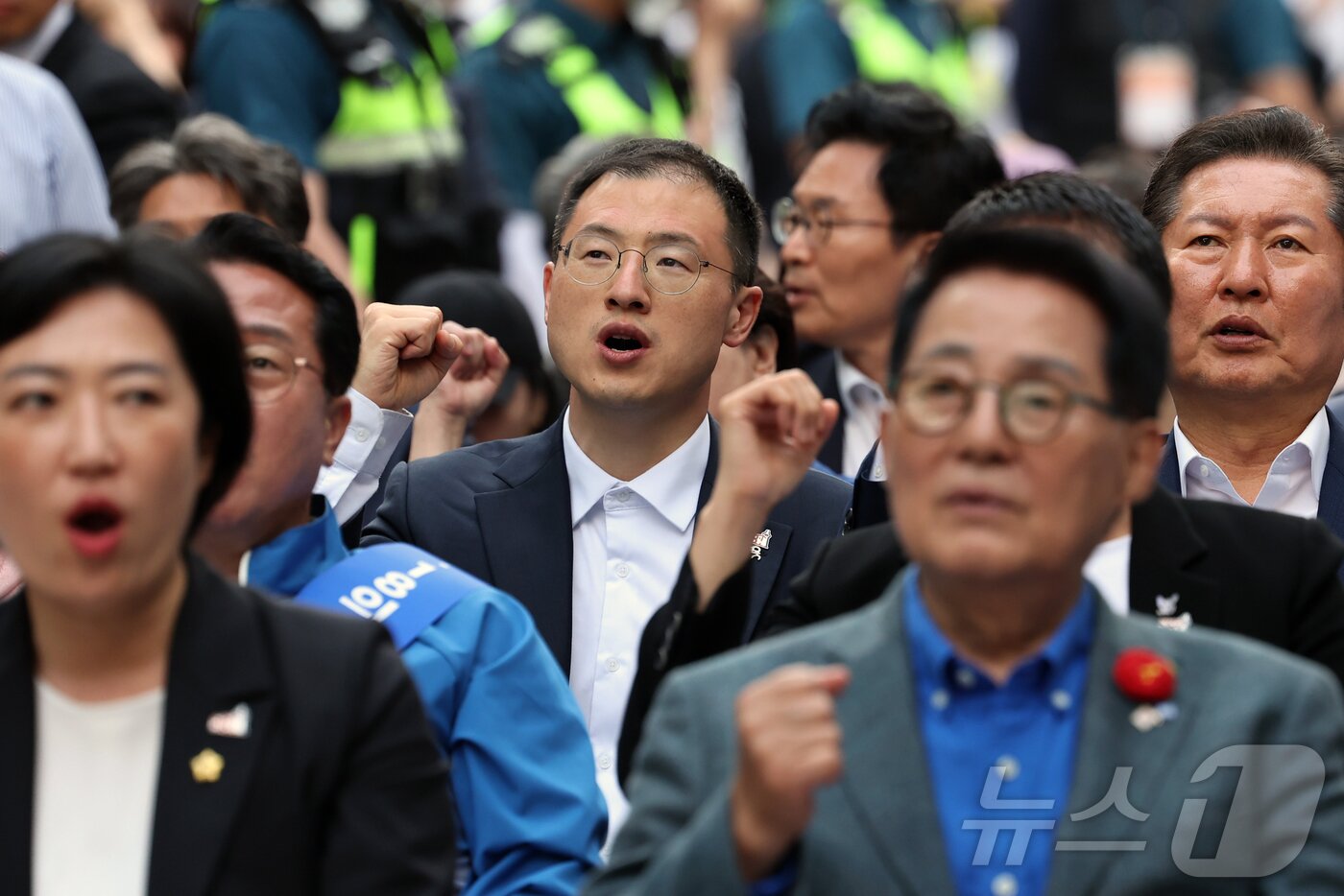 본문 이미지 - 김상욱 무소속 의원이 17일 광주 동구 금남로에서 열린 제45주년 5·18 민주화운동 전야제에서 임을 위한 행진곡을 제창하고 있다. &#40;공동취재&#41; 2025.5.17/뉴스1 ⓒ News1 이재명 기자