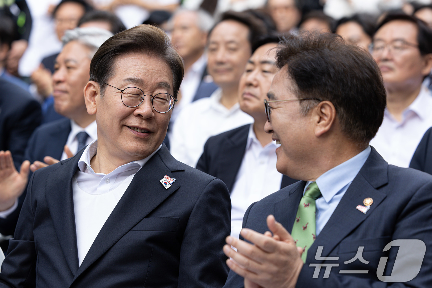 (광주=뉴스1) 이재명 기자 = 이재명 더불어민주당 대통령 후보와 우원식 국회의장이 17일 오후 광주 동구 금남로에서 열린 5·18 광주민주화운동 45주기 전야제에서 대화를 하고 …