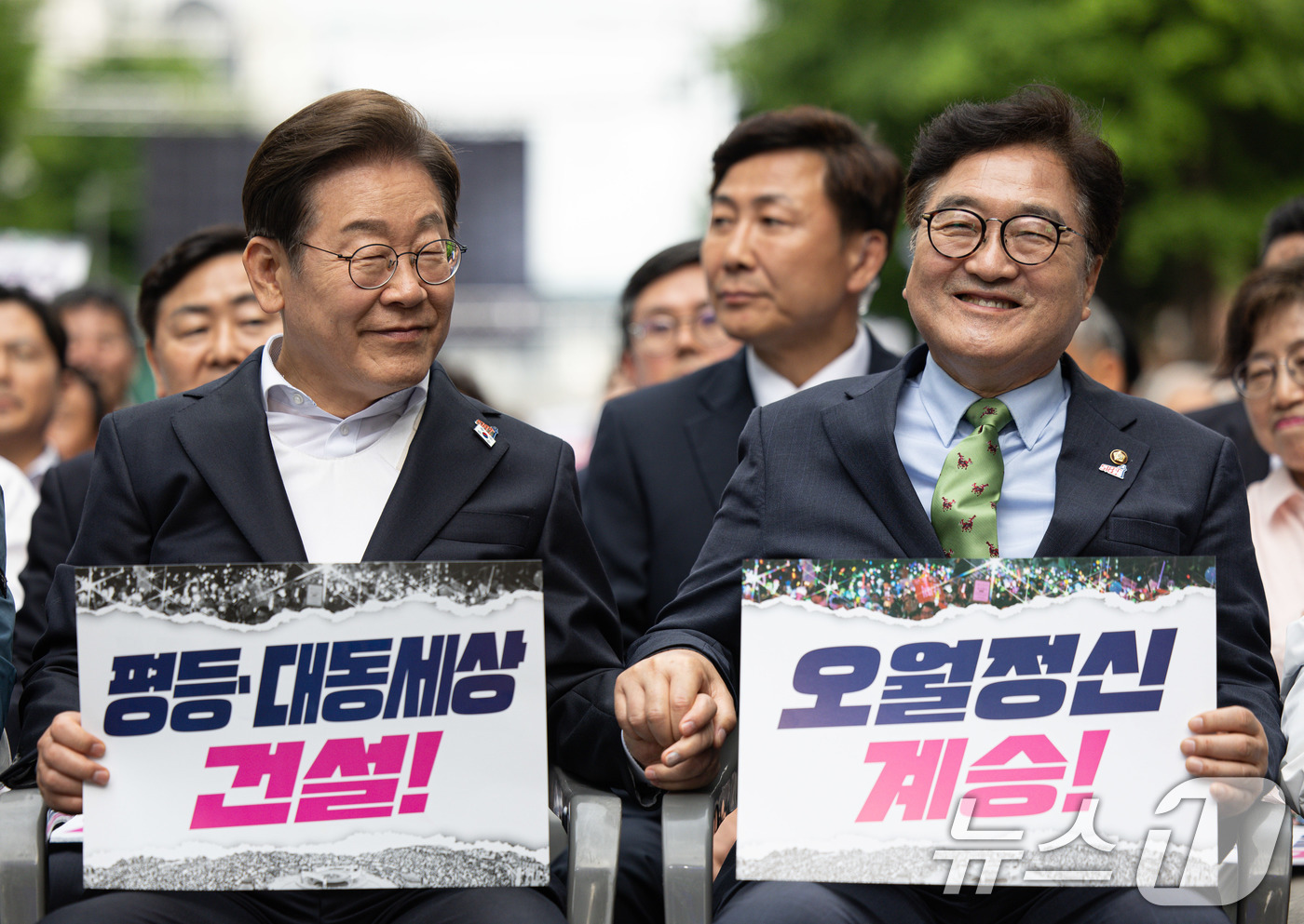 (광주=뉴스1) 이재명 기자 = 이재명 더불어민주당 대통령 후보와 우원식 국회의장이 17일 오후 광주 동구 금남로에서 열린 5·18 광주민주화운동 45주기 전야제에서 참석해 손을 …