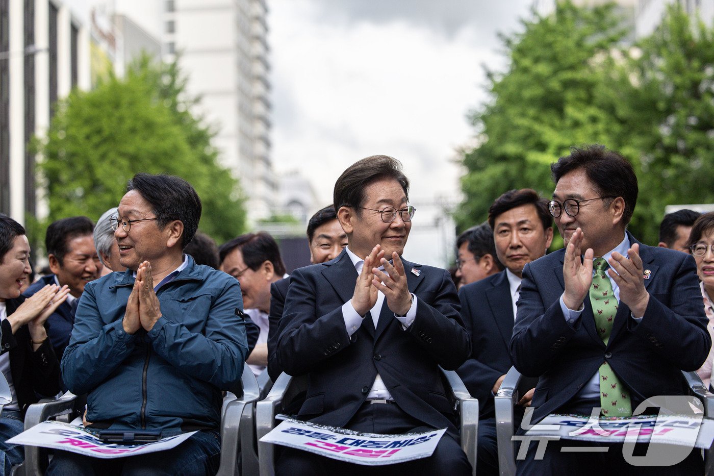 (광주=뉴스1) 이재명 기자 = 이재명 더불어민주당 대통령 후보가 17일 오후 광주 동구 금남로에서 열린 5·18 광주민주화운동 45주기 전야제에서 우원식 국회의장, 강기정 광주시 …