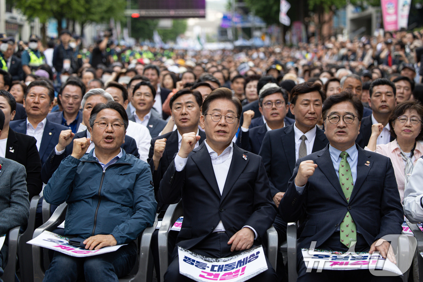 (광주=뉴스1) 이재명 기자 = 이재명 더불어민주당 대통령 후보가 17일 오후 광주 동구 금남로에서 열린 5·18 광주민주화운동 45주기 전야제에서 임을 위한 행진곡을 제창하고 있 …