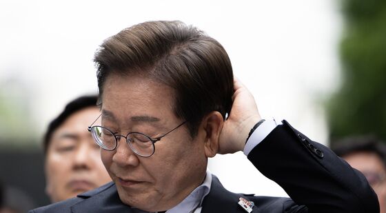 뒷머리 만지는 이재명