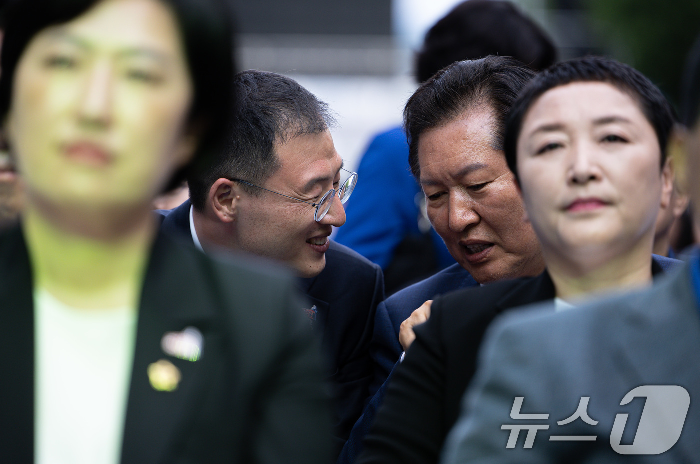 (광주=뉴스1) 이재명 기자 = 정청래 더불어민주당 의원과 김상욱 무소속 의원이 17일 오후 광주 동구 금남로에서 열린 5·18 광주민주화운동 45주기 전야제에서 대화를 하고 있다 …