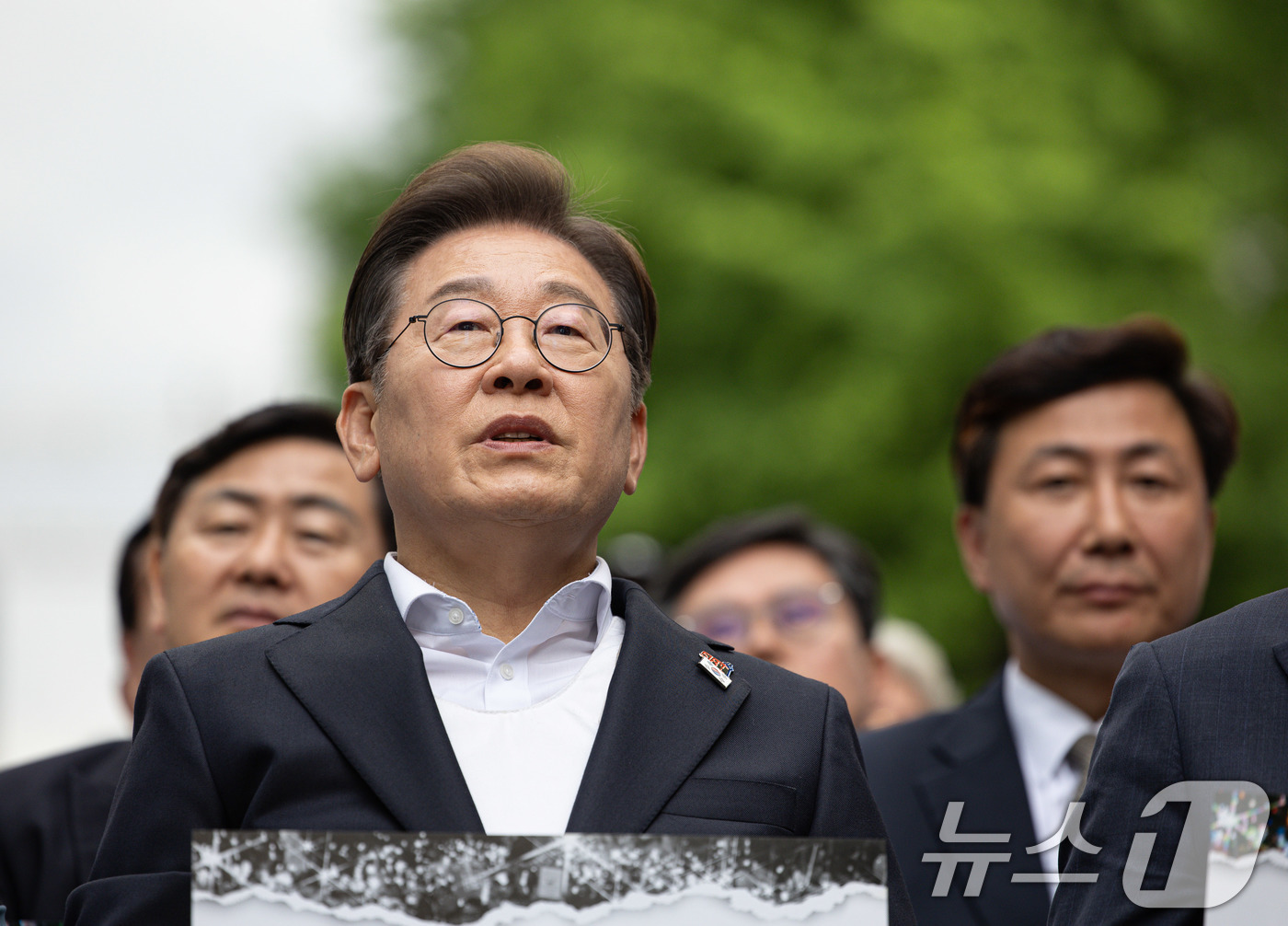 (광주=뉴스1) 이재명 기자 = 이재명 더불어민주당 대통령 후보가 17일 오후 광주 동구 금남로에서 열린 5·18 광주민주화운동 45주기 전야제에서 노래를 따라 부르고 있다. 20 …