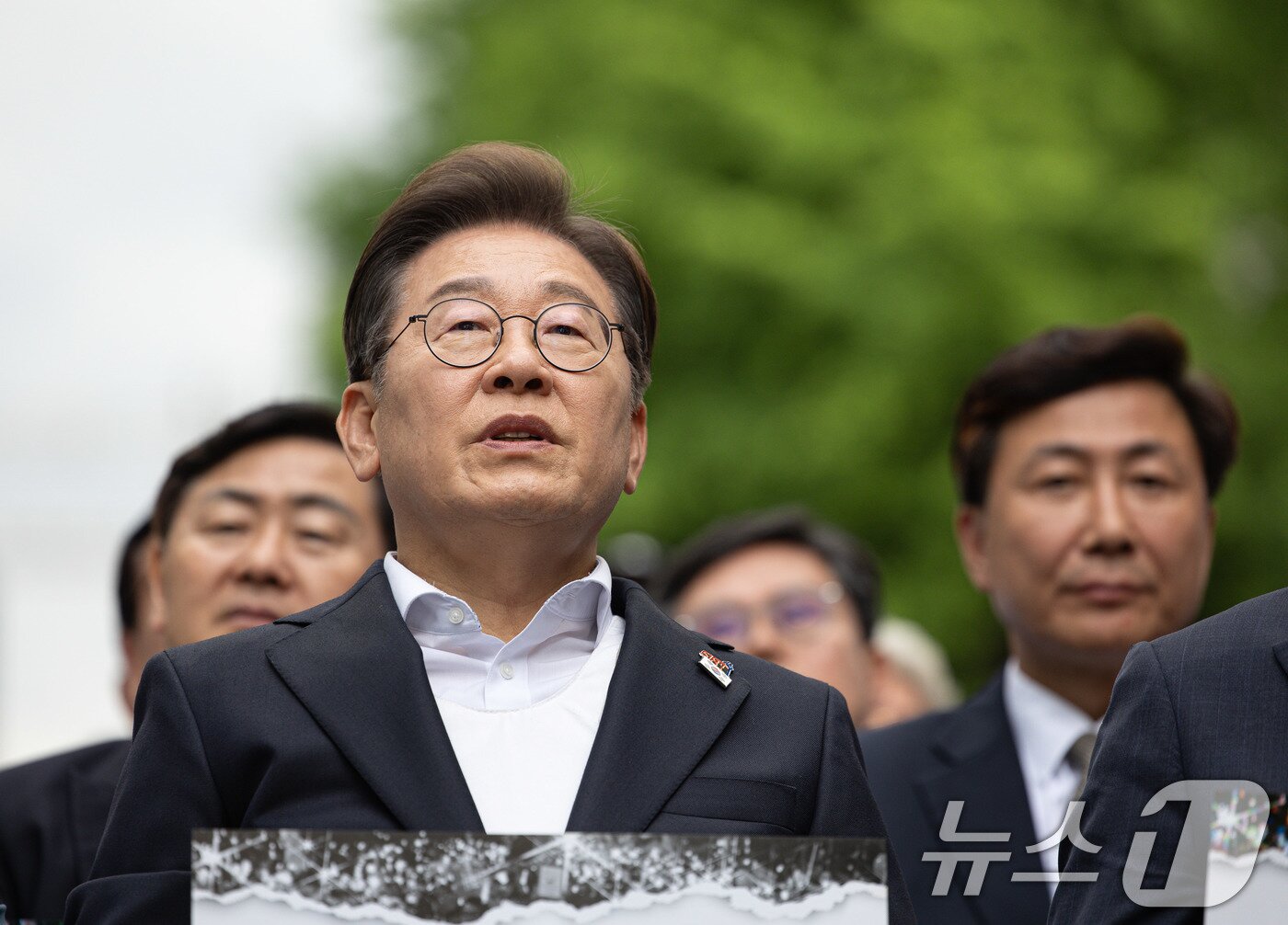 본문 이미지 - 이재명 더불어민주당 대통령 후보가 17일 오후 광주 동구 금남로에서 열린 5·18 광주민주화운동 45주기 전야제에서 노래를 따라 부르고 있다. 2025.5.17/뉴스1 ⓒ News1 이재명 기자