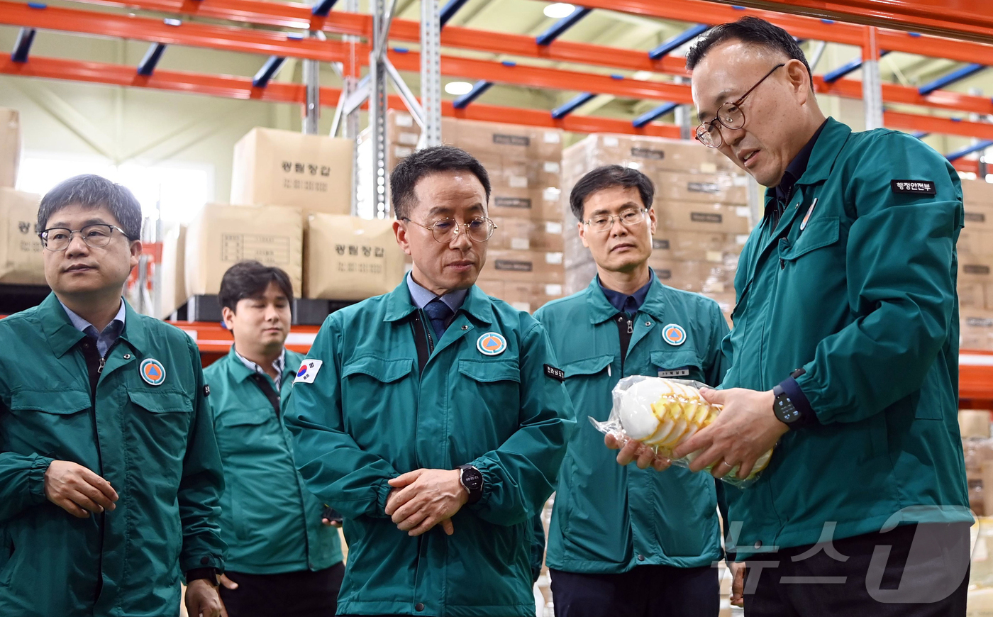 (서울=뉴스1) 김진환 기자 = 이한경 행정안전부 재난안전관리본부장이 17일 전남 목포시 재난관리자원 통합관리센터를 방문해 여름철 자연재난(호우.태풍) 대비한 통합관리센터 물품 비 …