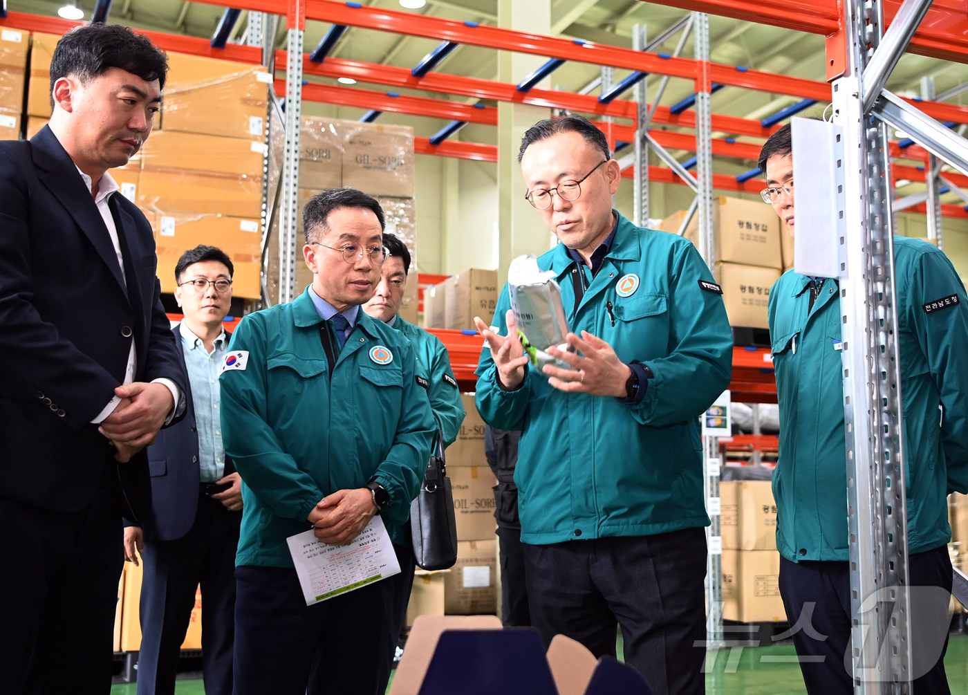 (서울=뉴스1) = 이한경 행정안전부 재난안전관리본부장이 17일 전남 목포시 재난관리자원 통합관리센터를 방문해 여름철 자연재난(호우.태풍) 대비한 통합관리센터 물품 비축 현황을 청 …