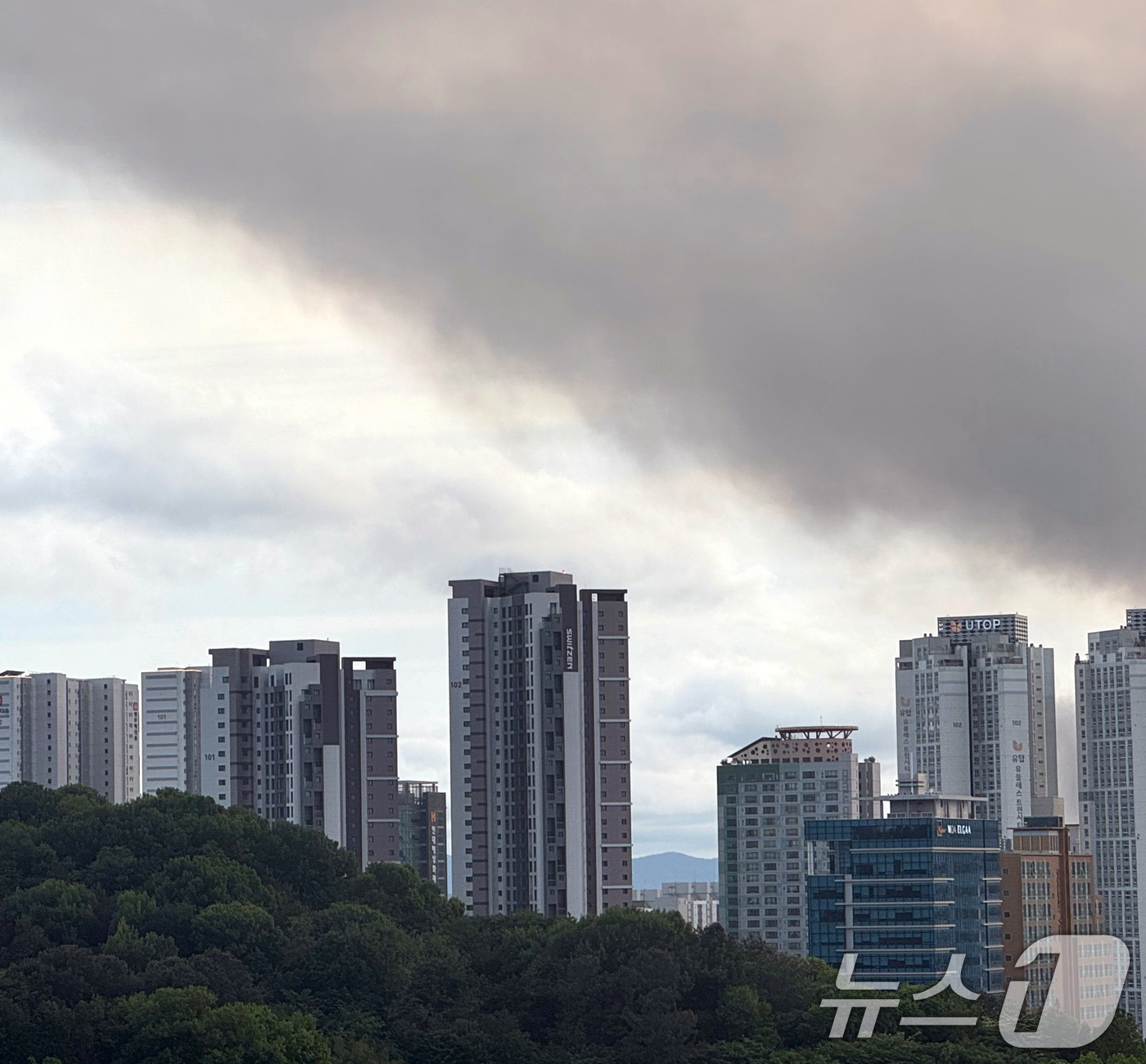 (광주=뉴스1) 이승현 기자 = 17일 광주 광산구 소촌동 금호타이어 광주공장에서 발생한 화재 여파로 서구 상무지구 일대가 검은 연기고 뒤덮이고 있다. 2025.5.17/뉴스1