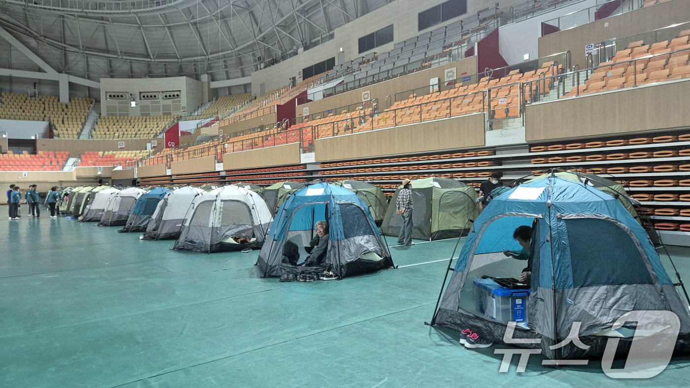 본문 이미지 - 금호타이어 광주공장 화재 여파로 대피를 희망한 인접 아파트 일부 주민이 17일 오후 광주여대 체육관에 마련된 텐트에 머물고 있다. &#40;광산구 제공. 재판매 및 DB 금지&#41; 2025.5.17/뉴스1 ⓒ News1 이승현 기자