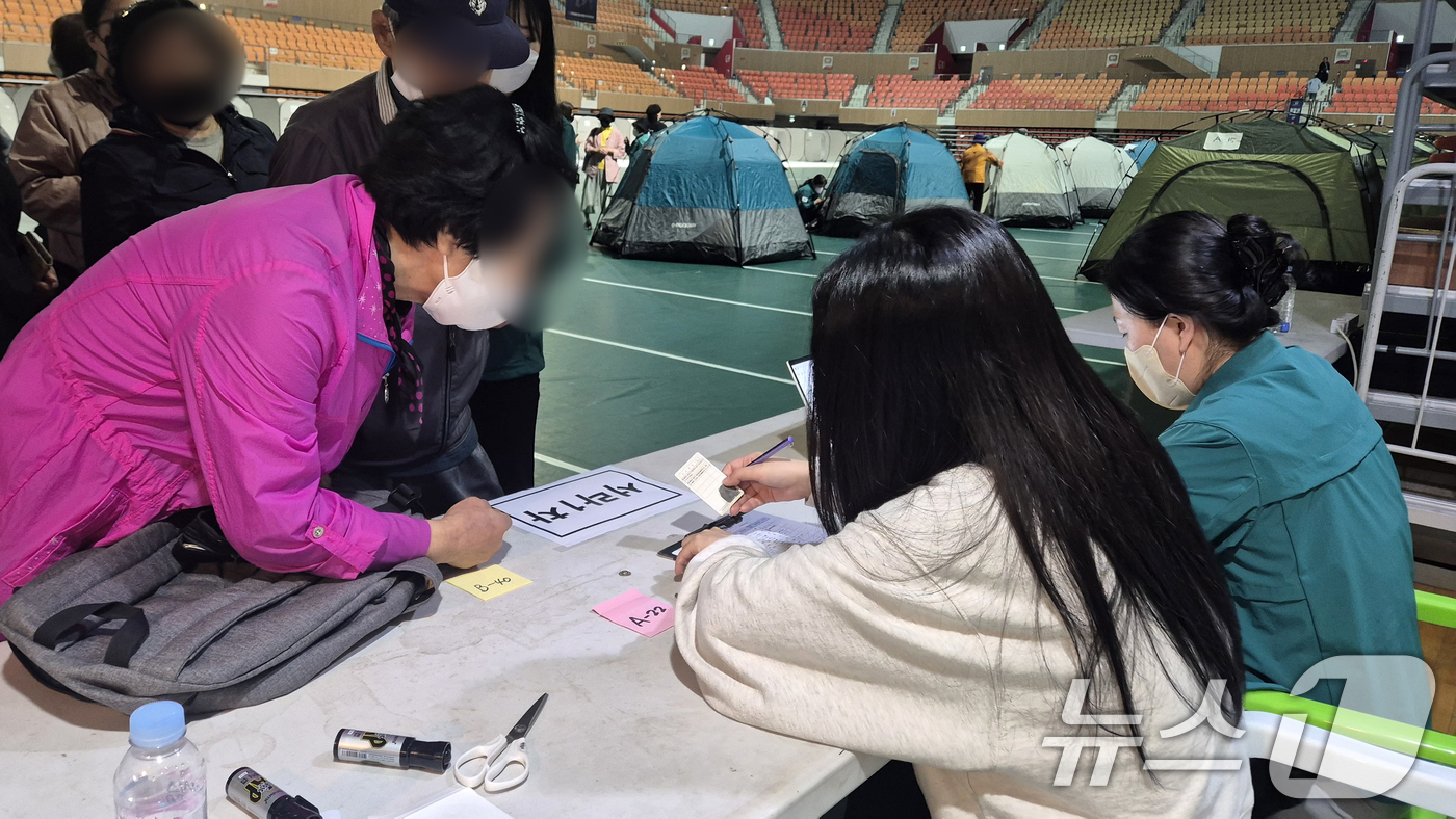 (광주=뉴스1) 이승현 기자 = 금호타이어 광주공장 화재 여파로 대피를 희망한 인접 아파트 일부 주민이 17일 오후 광주여대 체육관으로 대피하고 있다. (광산구 제공. 재판매 및 …