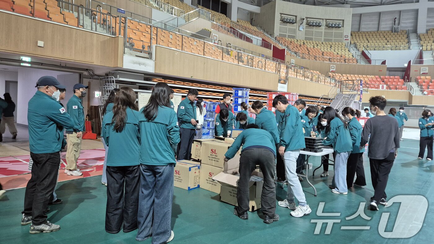 본문 이미지 - 17일 오후 광주여대 체육관에서 광산구 공무원들이 금호타이어 광주공장 화재로 인해 대피한 주민들을 위한 물품을 정리하고 있다. &#40;광산구 제공. 재판매 및 DB 금지&#41; 2025.5.17/뉴스1 ⓒ News1 이승현 기자