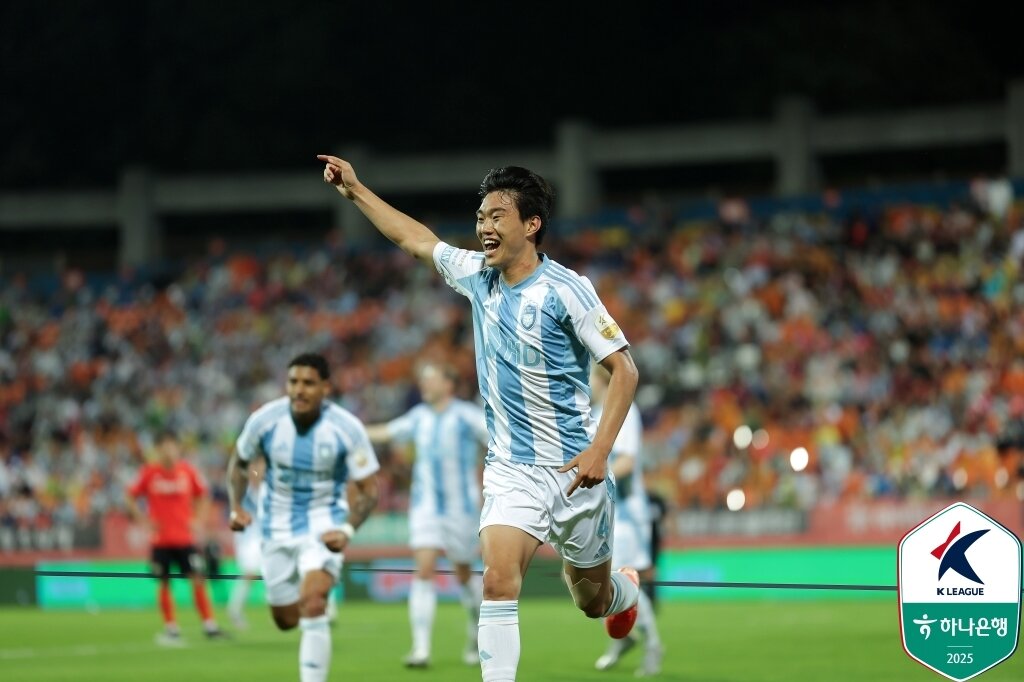 본문 이미지 - 울산HD 서명관이 17일 열린 하나은행 K리그1 2025 14라운드 강원FC전에서 후반 19분 선제골을 터뜨린 뒤 기뻐하고 있다. (한국프로축구연맹 제공)