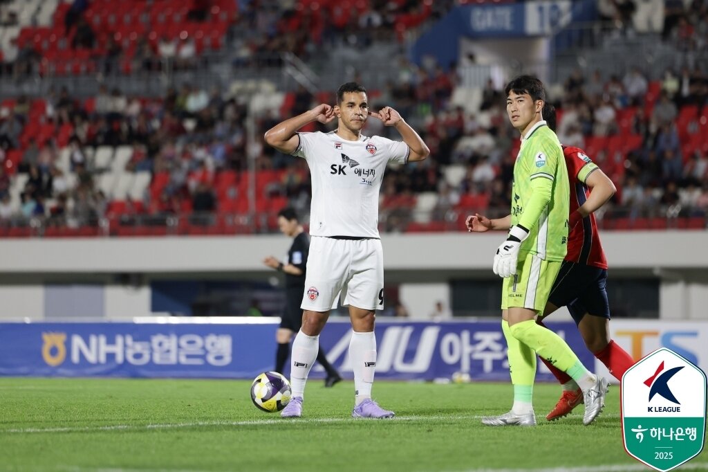 본문 이미지 - 제주 SK는 17일 열린 하나은행 K리그1 2025 14라운드에서 김천 상무와 1-1로 비기며 4연패에서 벗어났다. (한국프로축구연맹 제공)