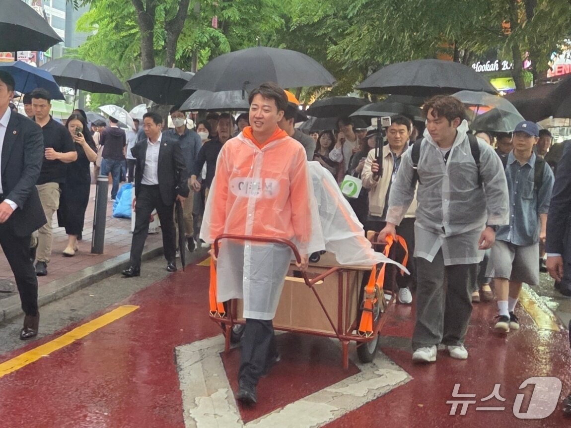 본문 이미지 - 이준석 개혁신당 대통령 후보가 17일 홍대거리에서 리어카를 끌고 유세를 하고 있다. 2025.5.17/뉴스1 ⓒ News1 이기림 기자