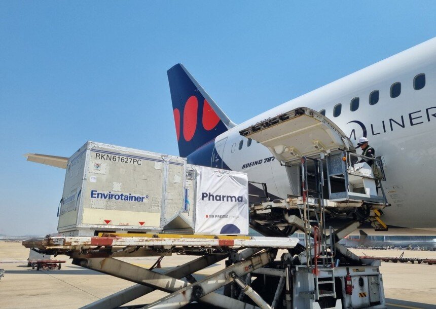 본문 이미지 - 에어프레미아 여객기가 하부 수하물 칸에 의약품을 싣는 모습&lt;자료사진&gt;&#40;에어프레미아 제공&#41;. 2025.05.09.
