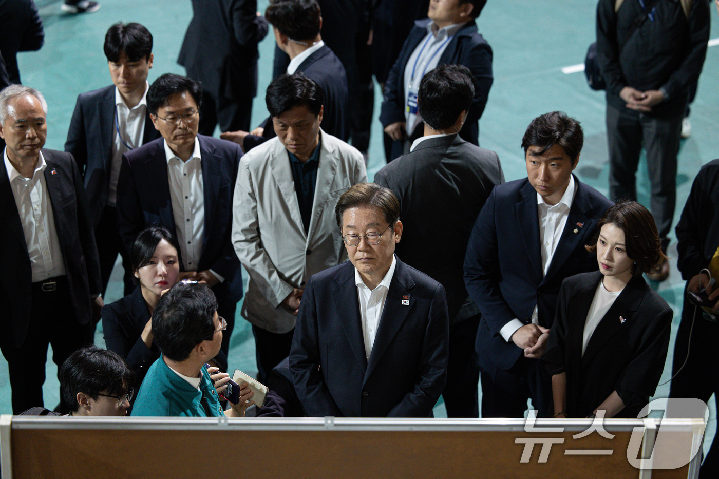 (광주=뉴스1) 이재명 기자 = 이재명 더불어민주당 대통령 후보가 17일 오후 광주 광산구 광주여자대학교 유니버시아드 체육관에 마련된 금호타이어 화재 대피소를 찾아 관계자로부터 설 …