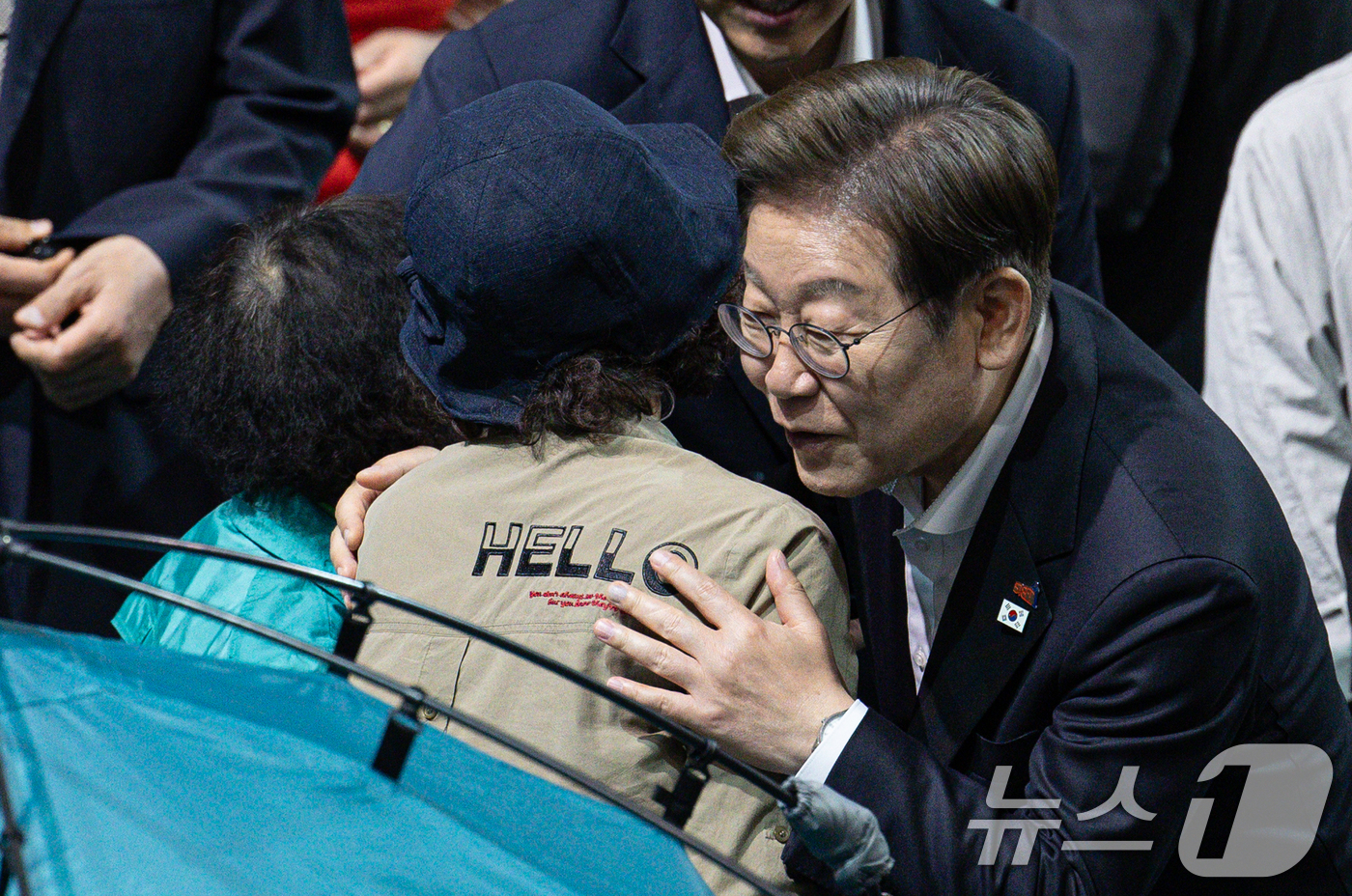 (광주=뉴스1) 이재명 기자 = 이재명 더불어민주당 대통령 후보가 17일 오후 광주 광산구 광주여자대학교 유니버시아드 체육관에 마련된 금호타이어 화재 대피소를 찾아 이재민들을 위로 …