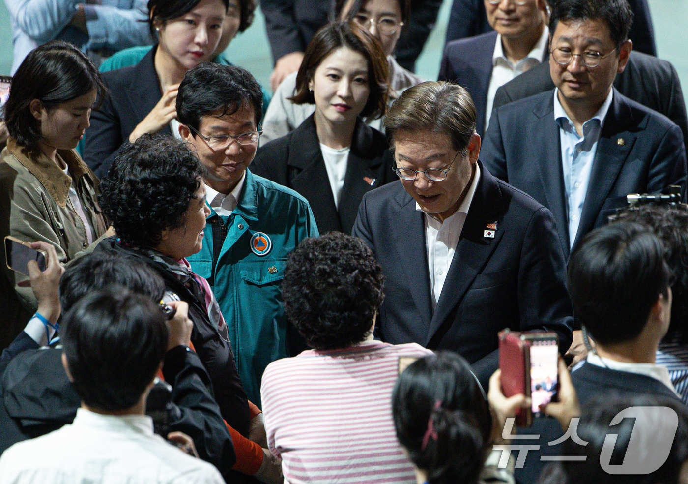 (광주=뉴스1) 이재명 기자 = 이재명 더불어민주당 대통령 후보가 17일 오후 광주 광산구 광주여자대학교 유니버시아드 체육관에 마련된 금호타이어 화재 대피소를 찾아 이재민들을 위로 …