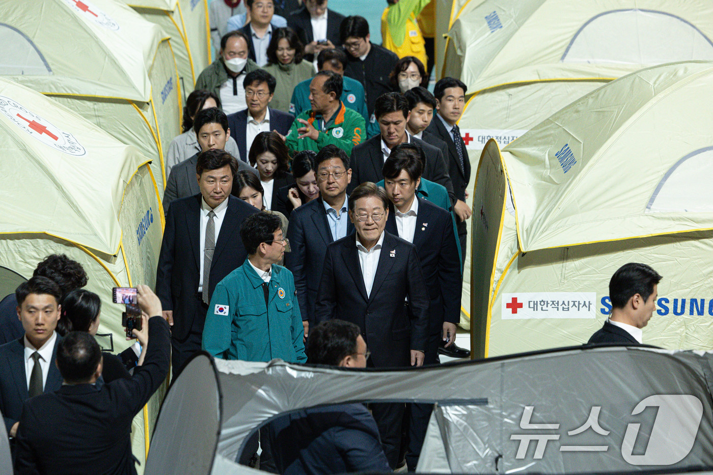 (광주=뉴스1) 이재명 기자 = 이재명 더불어민주당 대통령 후보가 17일 오후 광주 광산구 광주여자대학교 유니버시아드 체육관에 마련된 금호타이어 화재 대피소를 살펴보고 있다. 20 …