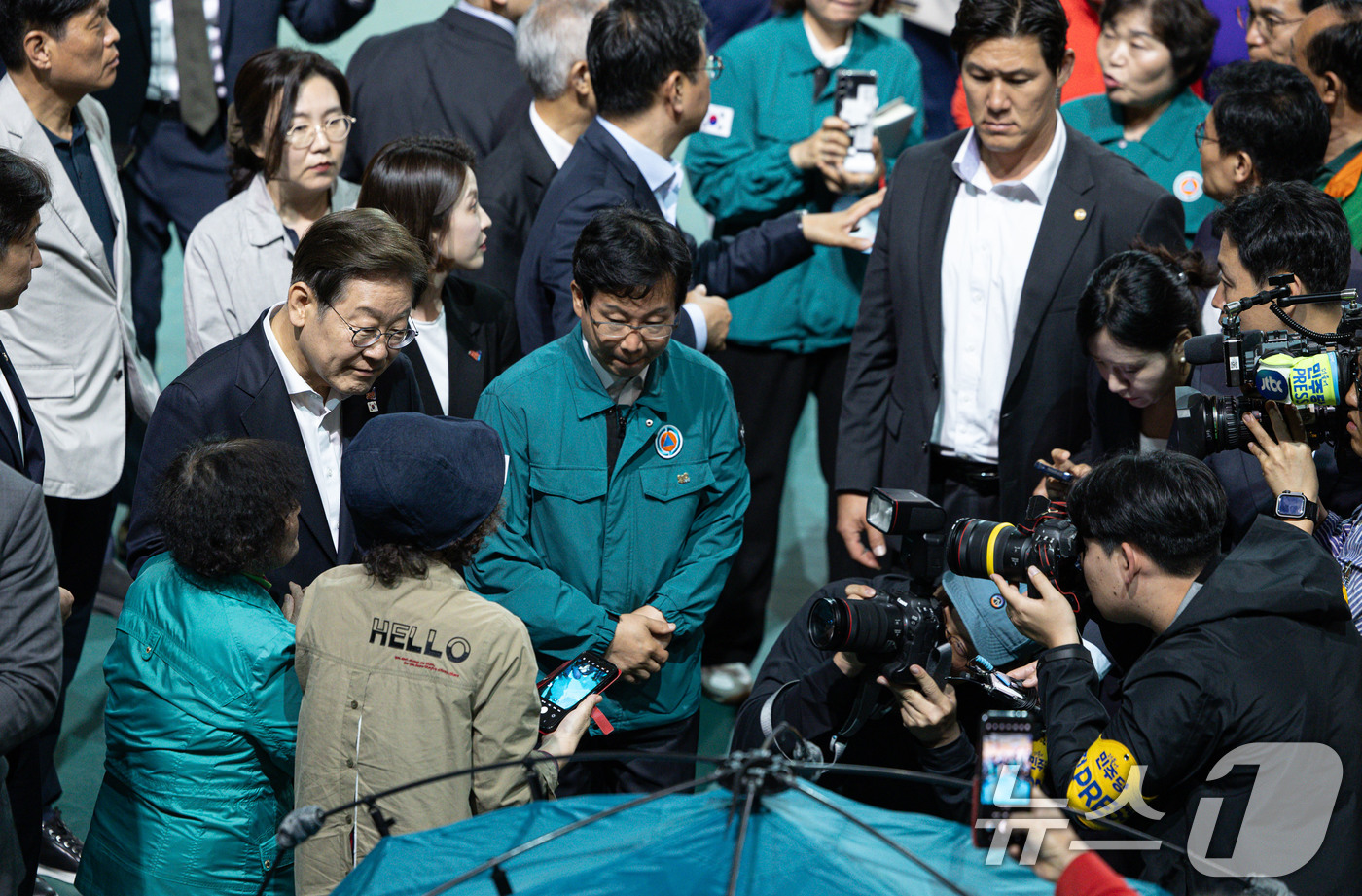 (광주=뉴스1) 이재명 기자 = 이재명 더불어민주당 대통령 후보가 17일 오후 광주 광산구 광주여자대학교 유니버시아드 체육관에 마련된 금호타이어 화재 대피소를 찾아 이재민들을 위로 …