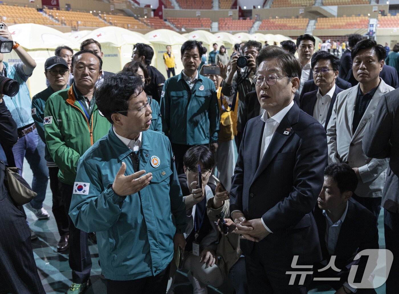 본문 이미지 - 이재명 더불어민주당 대통령 후보가 지난 5월 17일 오후 광주 광산구 광주여자대학교 유니버시아드 체육관에 마련된 금호타이어 화재 대피소를 찾아 박병규 광산구청장으로부터 설명을 듣고 있는 모습. (공동취재) 2025.5.17/뉴스1 ⓒ News1 이재명 기자