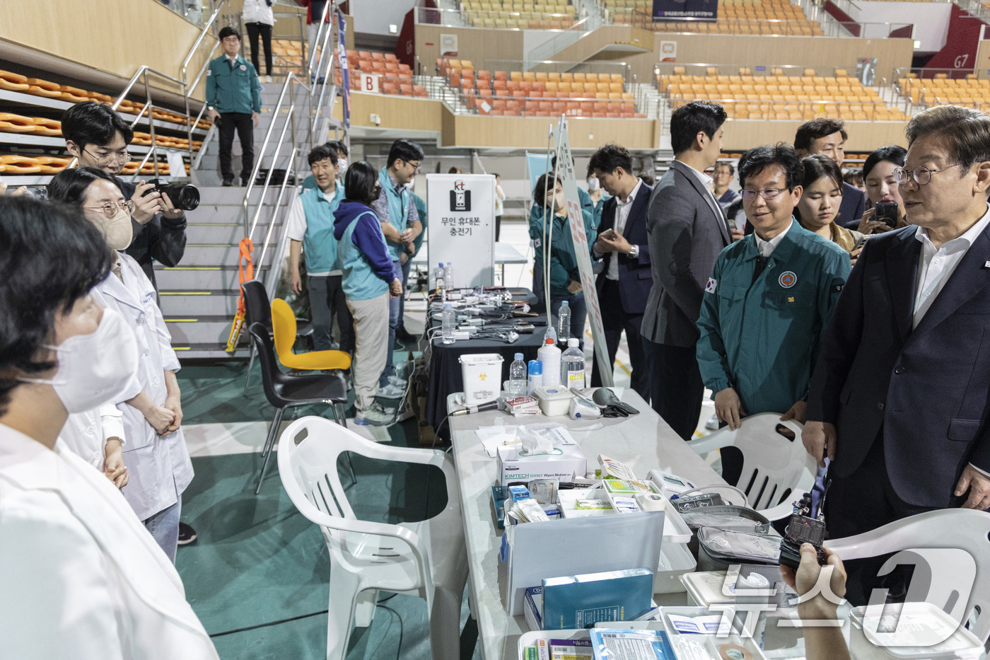 (광주=뉴스1) 이재명 기자 = 이재명 더불어민주당 대통령 후보가 17일 오후 광주 광산구 광주여자대학교 유니버시아드 체육관에 마련된 금호타이어 화재 대피소를 찾아 비상근무 중인 …