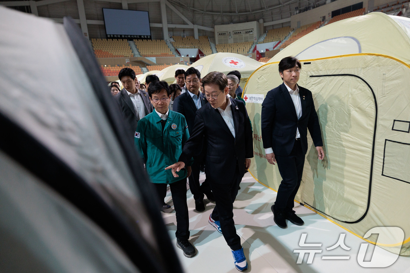 (광주=뉴스1) 이재명 기자 = 이재명 더불어민주당 대통령 후보가 17일 오후 광주 광산구 광주여자대학교 유니버시아드 체육관에 마련된 금호타이어 화재 대피소를 살펴보고 있다. (공 …