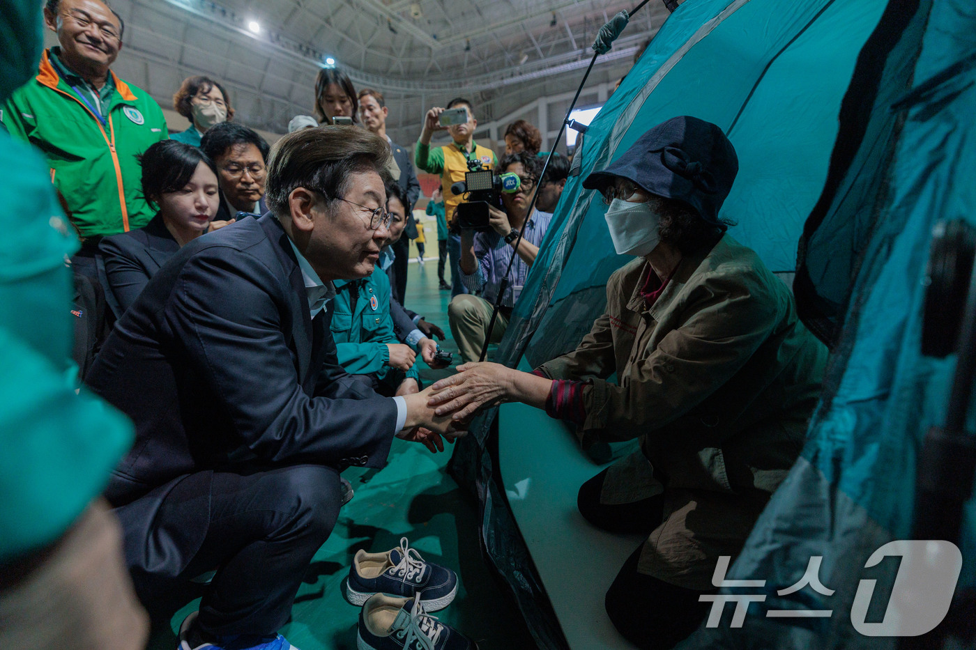 (광주=뉴스1) 이재명 기자 = 이재명 더불어민주당 대통령 후보가 17일 오후 광주 광산구 광주여자대학교 유니버시아드 체육관에 마련된 금호타이어 화재 대피소를 찾아 이재민을 위로하 …