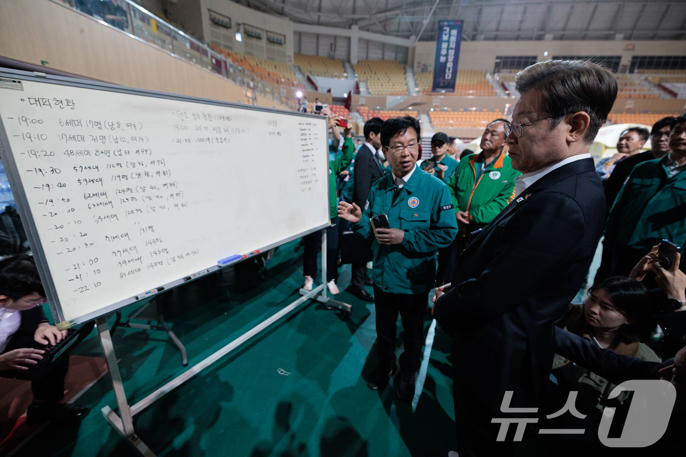 (광주=뉴스1) 이재명 기자 = 이재명 더불어민주당 대통령 후보가 17일 오후 광주 광산구 광주여자대학교 유니버시아드 체육관에 마련된 금호타이어 화재 대피소를 찾아 관계자로부터 설 …