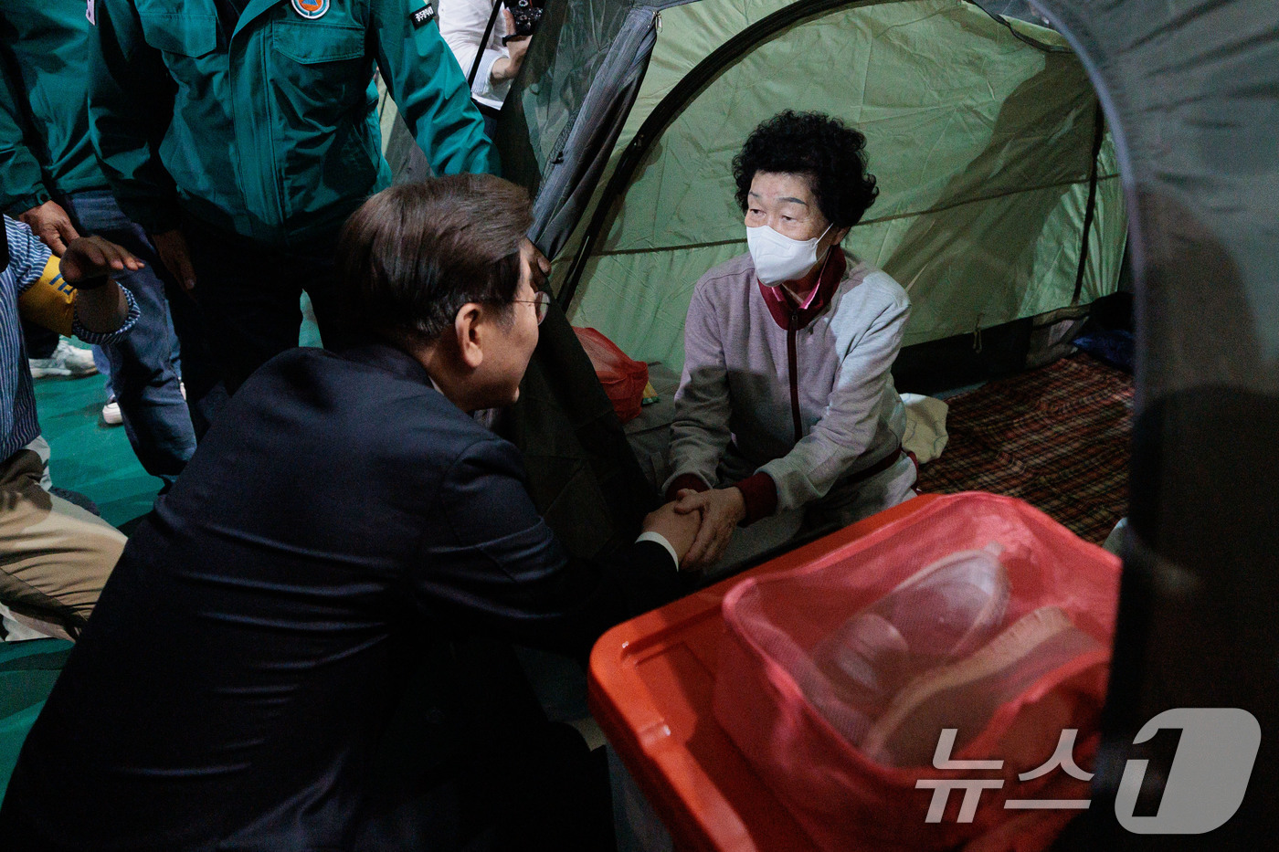 (광주=뉴스1) 이재명 기자 = 이재명 더불어민주당 대통령 후보가 17일 오후 광주 광산구 광주여자대학교 유니버시아드 체육관에 마련된 금호타이어 화재 대피소를 찾아 이재민을 위로하 …