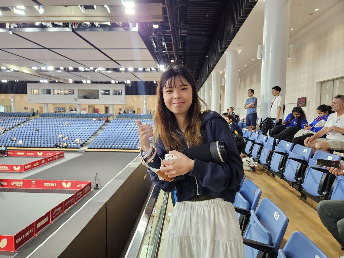 본문 이미지 -  서효원을 응원하는 제니퍼&#40;대한탁구협회 제공&#41;