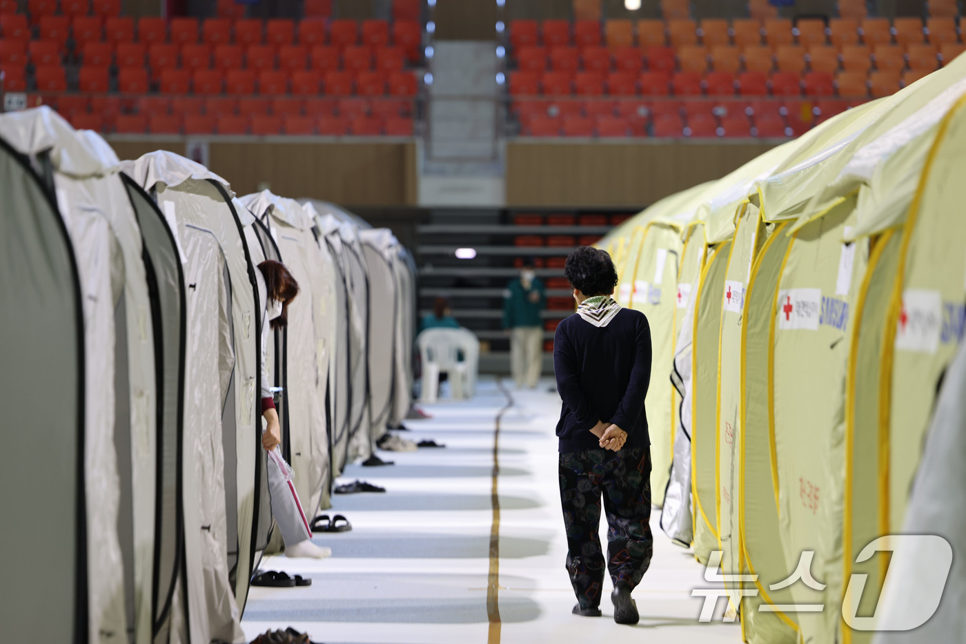 (광주=뉴스1) 박지현 기자 = 전날 발생한 금호타이어 광주공장 화재가 이튿날인 18일에도 이어지는 가운데 광주 남구 광주여대 체육관에 마련된 피해 주민을 위한 대피소에서 주민들이 …