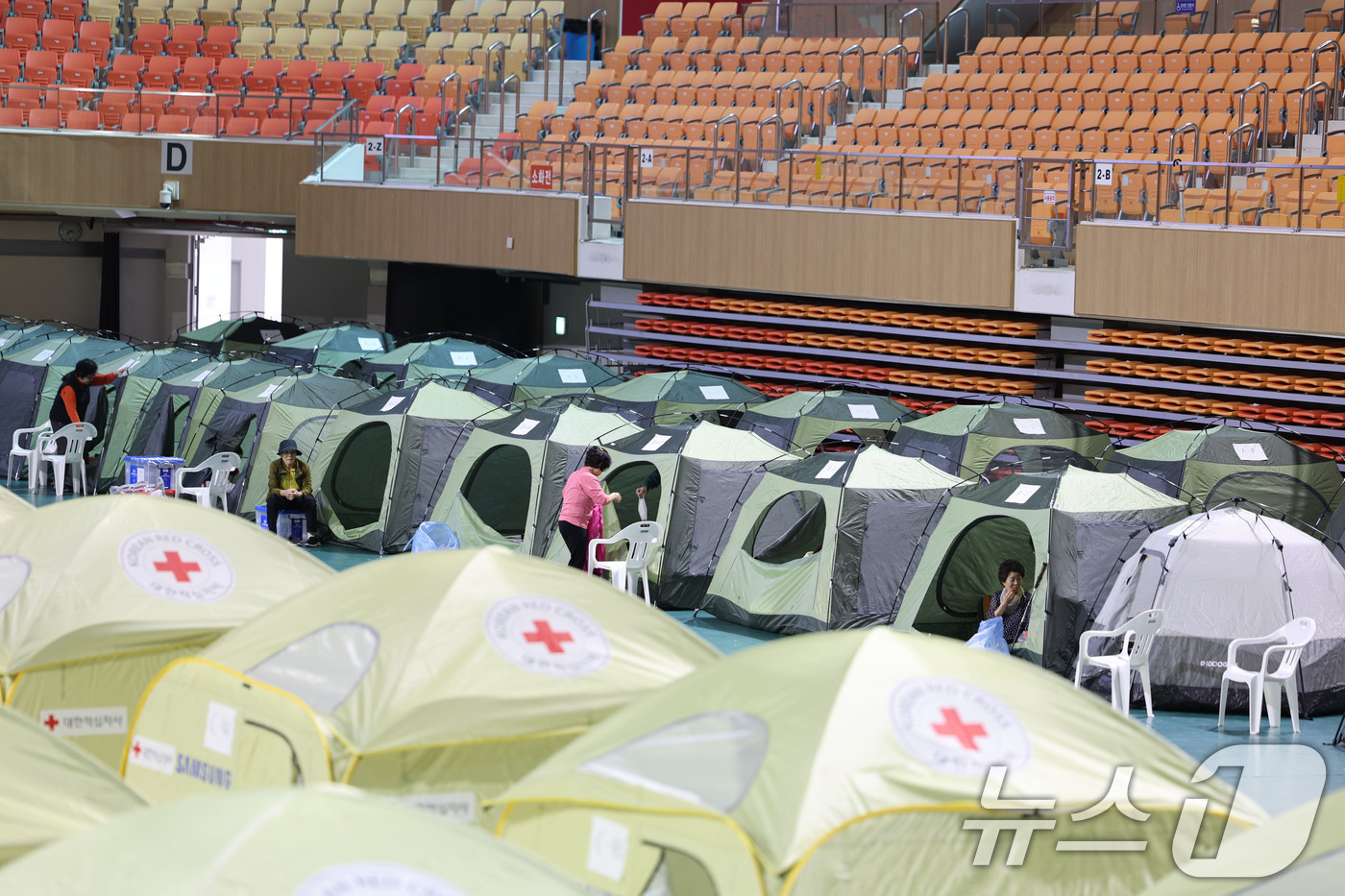 (광주=뉴스1) 박지현 기자 = 전날 발생한 금호타이어 광주공장 화재가 이튿날인 18일에도 이어지는 가운데 광주 남구 광주여대 체육관에 마련된 피해 주민을 위한 대피소에서 주민들이 …