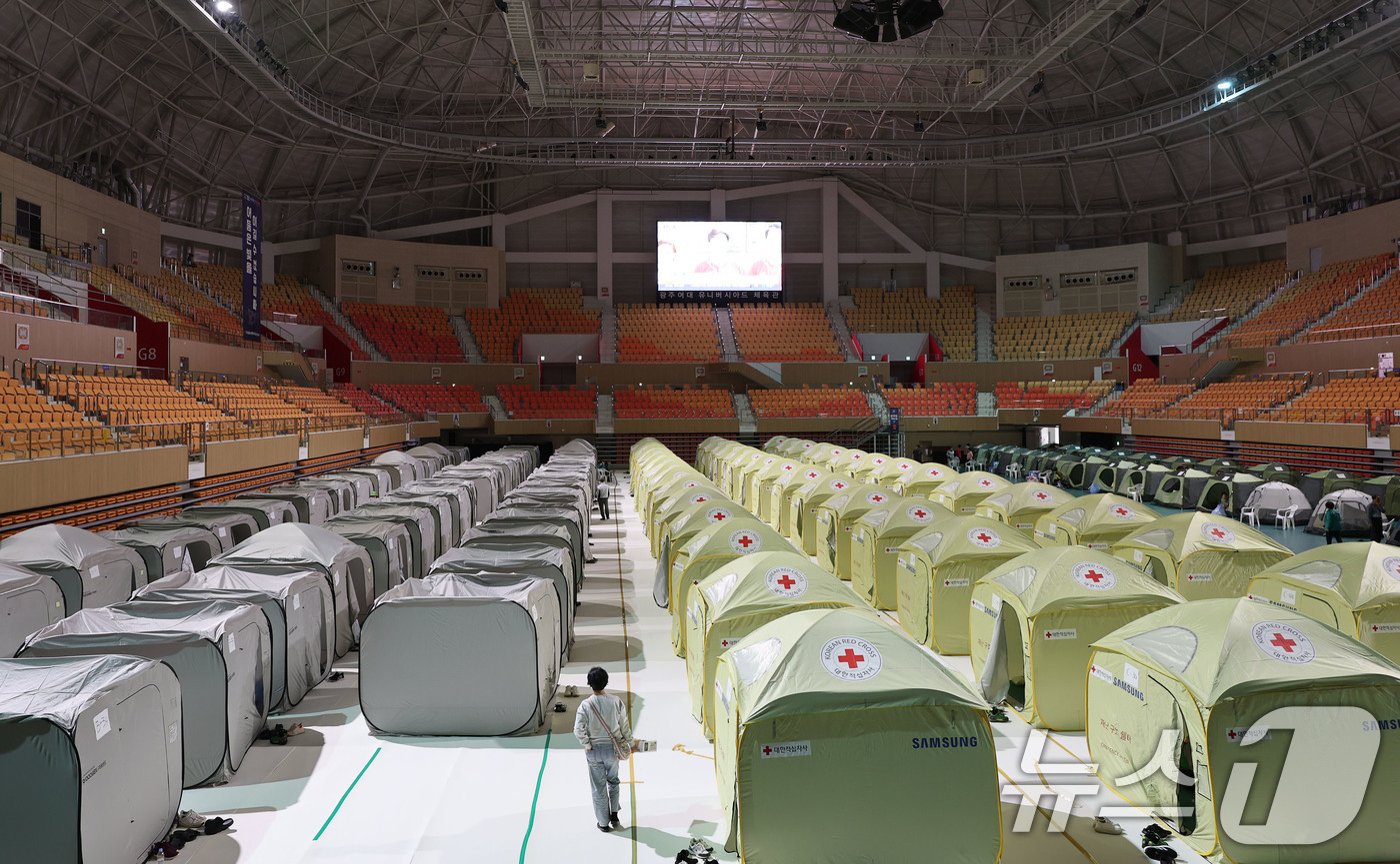 (광주=뉴스1) 박지현 기자 = 전날 발생한 금호타이어 광주공장 화재가 이튿날인 18일에도 이어지는 가운데 광주 남구 광주여대 체육관에 마련된 피해 주민을 위한 대피소에서 주민들이 …