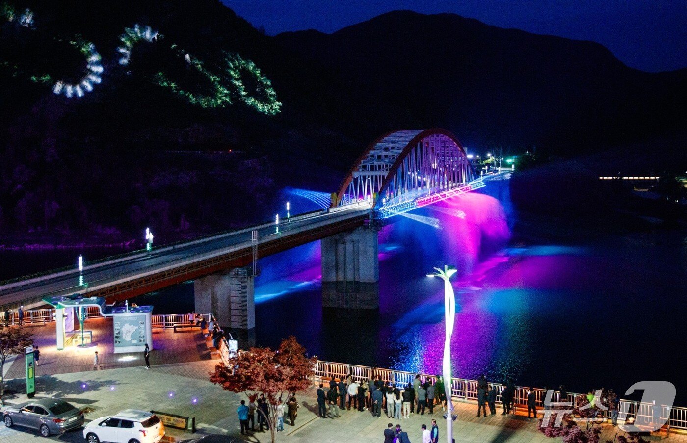 본문 이미지 - 임시로 가동된 단양 고수대교 경관분수.(단양군 제공)/뉴스1 